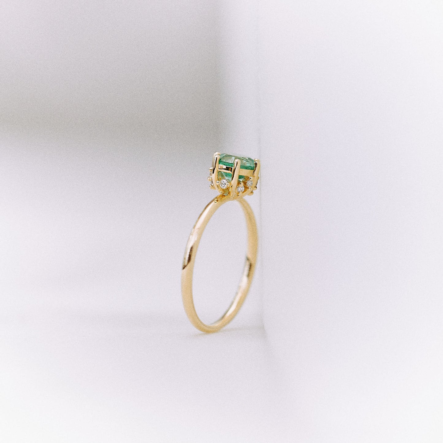 Pierścionek złoty ze szmaragdem i brylantami B One N°22 - BELLER: Official Online Store & Luxury Jewelry Atelier