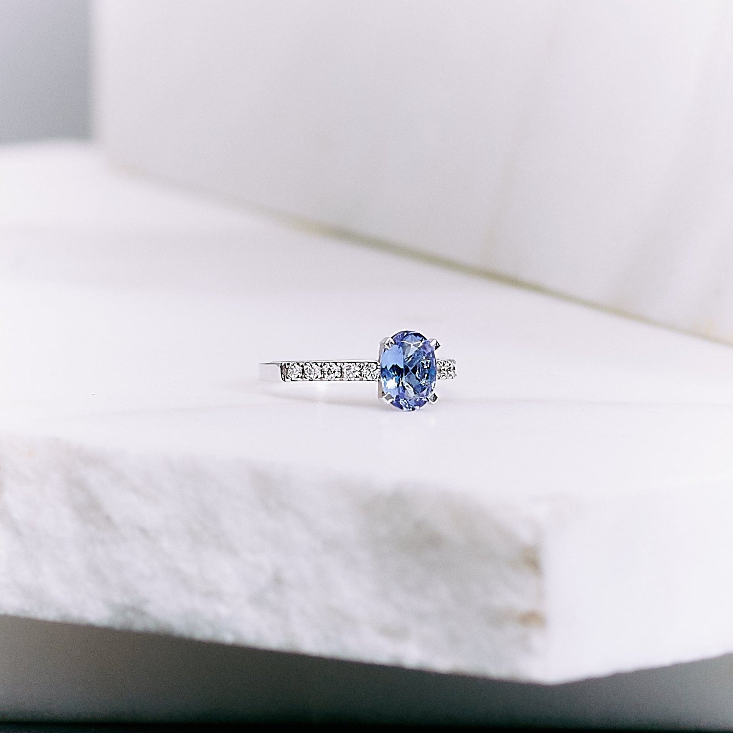 Pierścionek złoty z tanzanitem i brylantami B One N°8 - BELLER: Official Online Store & Luxury Jewelry Atelier